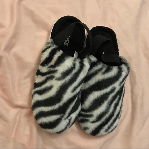 Zebra print fuzzy Y2k white black slippers with strap - Picture 3 of 4